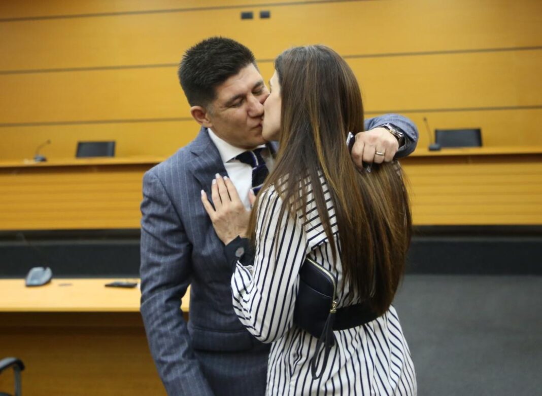FOTO LAJM/ Prokurori puth bashkëshorten pas kalimit të vettingut