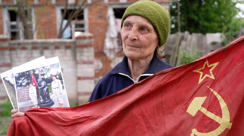 U bë pjesë e propagandës ruse, njihuni me Babushka Z: Si qëndron e vërteta me gjyshen ukrainase