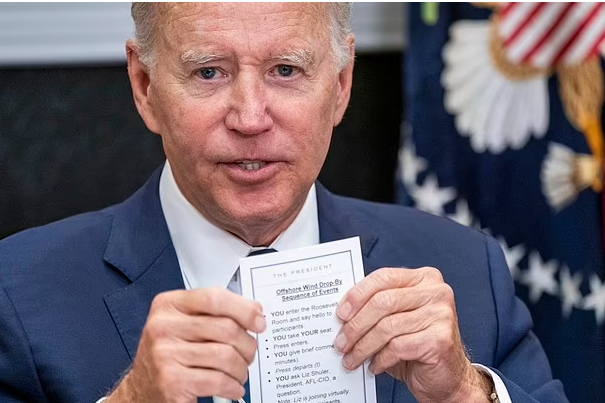 “Përshëndet, ulu, largohu”, Joe Biden del bllof, tregon pa dashje letrën që tregon se ç’duhet të bëjë