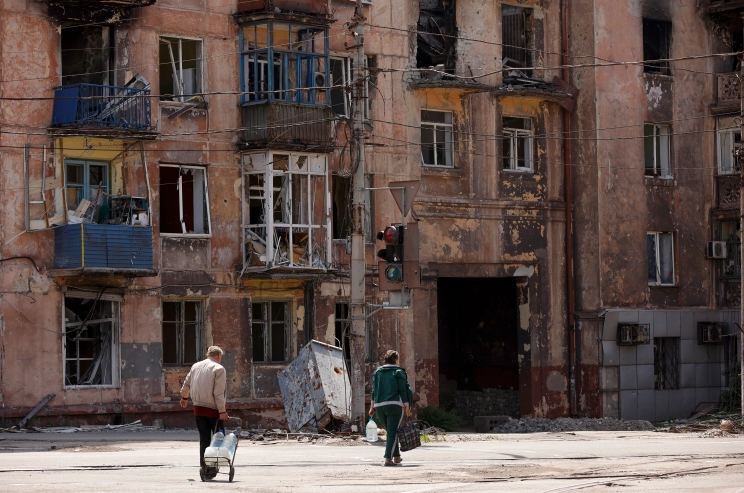Gjenden mbi 100 trupa të pajetë në një ndërtesë në Mariupol