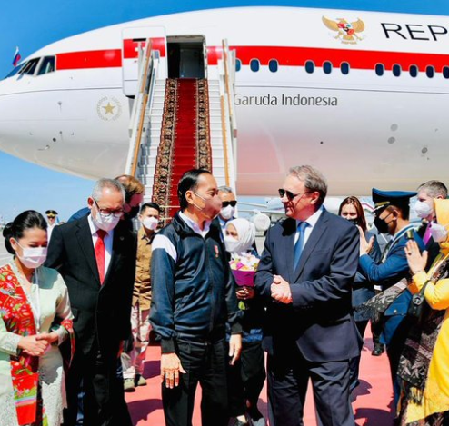 Presidenti indonezian mbërrin në Moskë, pritet të takohet me Putinin