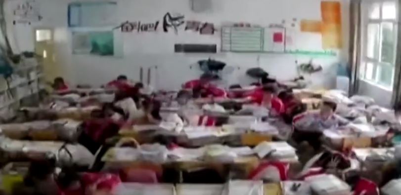 VIDEO/ Tërmeti 6.1 goditi Kinën, shihni çfarë bëjnë të miturit në klasë