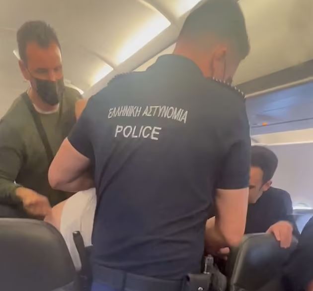 VIDEO/ U zu me grushta dhe urinoi mbi vëllain, pasagjeri i dehur merret zvarrë nga policia në avion