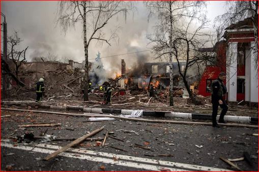 Guvernatori: Sulmet ruse në Kharkiv vranë 25 persona