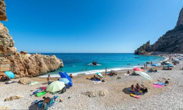 “Nga sapuni tek urinimi”, rregullat e reja në plazhet e Spanjës do ju bëjnë të qeshni me lot
