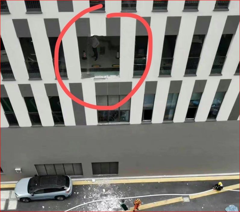 VIDEO/ Makina elektrike bie nga zyra e katit të tretë në Shangai, dy të vdekur
