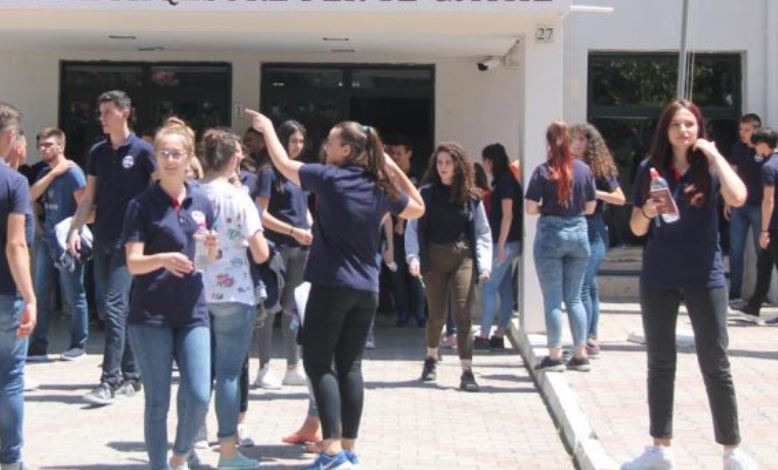 “Ngel” arsimi në Shqipëri, nga 29731 maturantë vetëm 4 dhjeta në letërsi