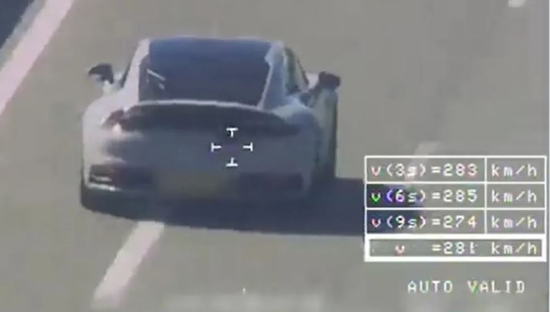 VIDEO/ Në burg shoferi i Porsche-s që po “fluturonte” me 285 km/h