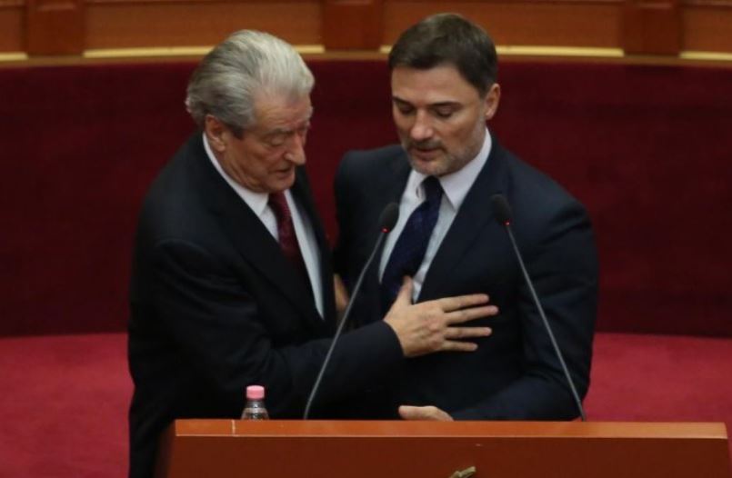 “Është si zjarrfikës, mos vijë në protestë”, Alibeaj i përgjigjet Berishës: Nostalgjik i komunizmit