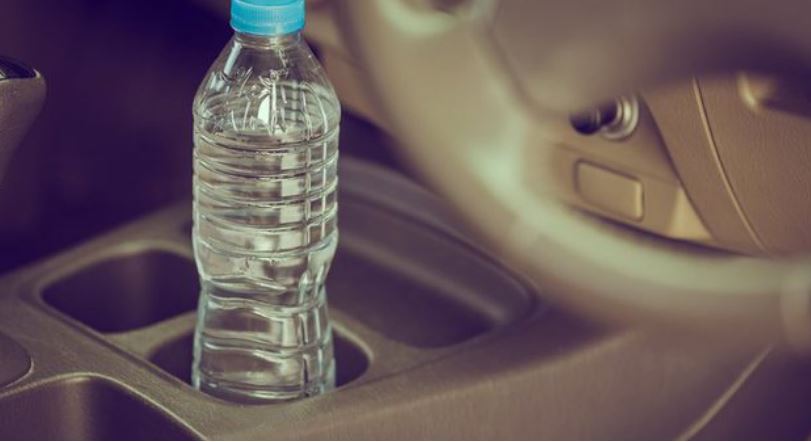 Kujdes! Nuk duhet të mbani asnjëherë shishe me ujë në makinë gjatë verës