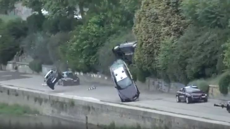“Fast and Furious” në Torino, makinat e policisë fluturojnë në ajër