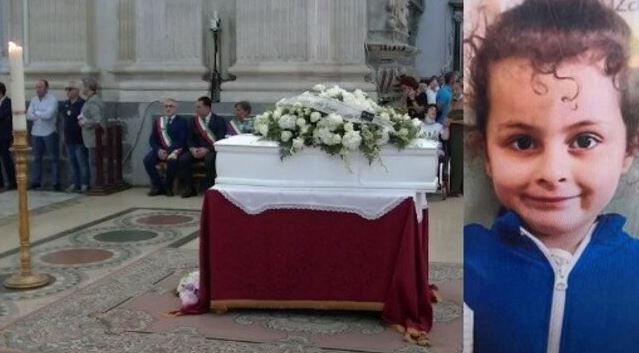 U vra barbarisht nga e ëma, Elena e vogël përcillet për në banesën e fundit