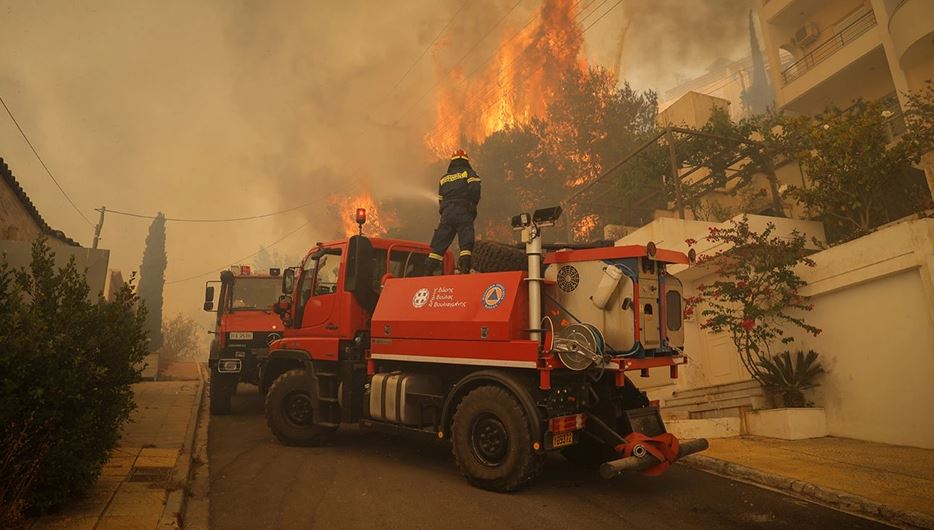 Zjarr në Voula të Greqisë: Digjen disa banesa, evakuohen banorët