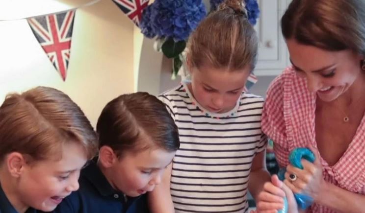 VIDEO/ Kate Middleton i angazhohet familjes, përgatit tortë me fëmijët e saj