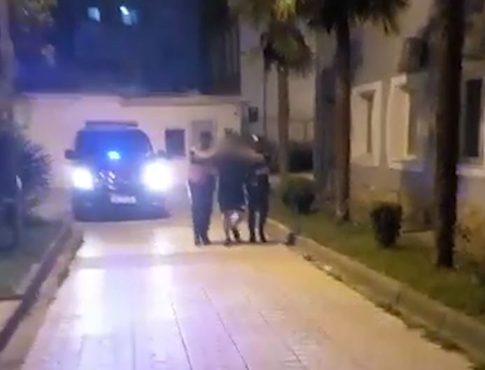 Policia i gjeti një pistoletë e municion luftarak në çantë, arrestohet 33-vjeçari në Vlorë