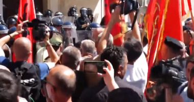 Përshkallëzohet protesta në Kosovë, veteranët e UÇK-së hyjnë në oborrin e Kuvendit