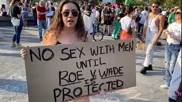 Ndalimi i abortit, gratë në SHBA paralajmërojnë grevë: Nuk ka më marrëdhënie seksuale, as me bashkëshortët