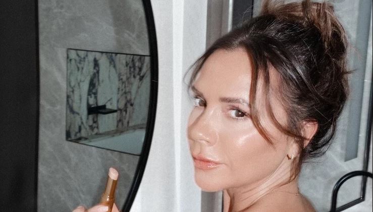 Victoria Beckham na tregon se si të jemi elegante në shtëpi