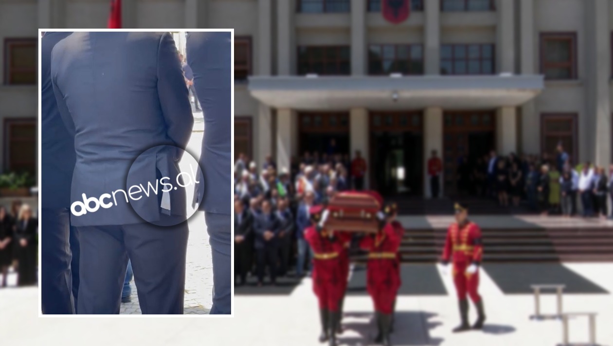 Dalin pamjet, një politikan shkon me armë në brez në funeralin e ish-presidentit Nishani
