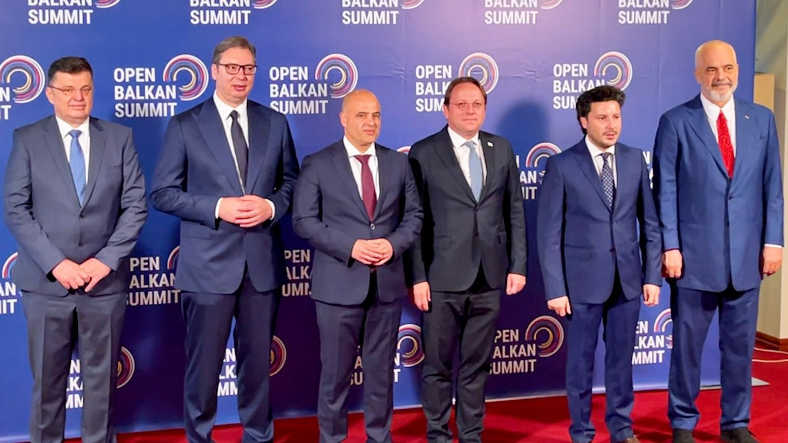 VIDEO/ “Ballkani i hapur” në Ohër, Rama i liron vendin Varhelyit, liderët bashkohen për foton zyrtare