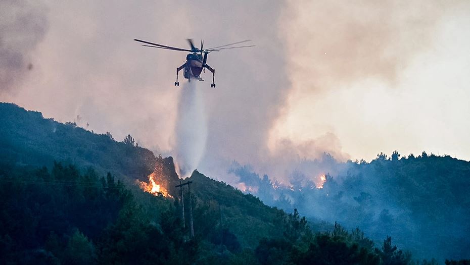 Zjarri në Evia të Greqisë: 40 zjarrfikës, 9 aeroplanë dhe 4 helikopterë në terren, nis evakuimi i banorëve