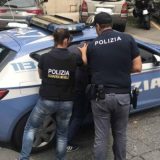 I ndali për kontroll, por policia italiane i gjen “të bardhë” në makinë dy shqiptarëve