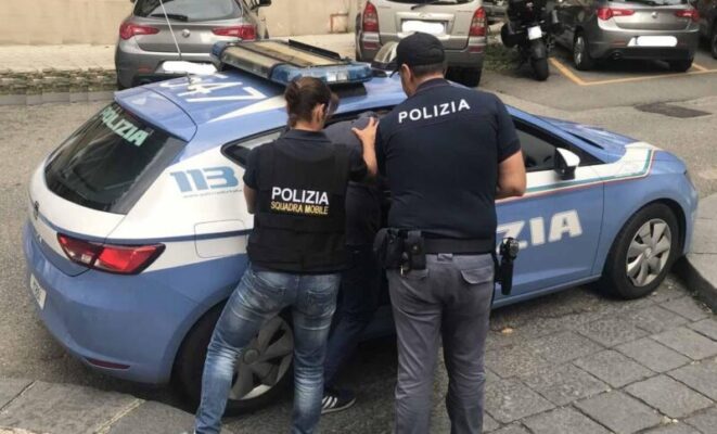 I ndali për kontroll, por policia italiane i gjen “të bardhë” në makinë dy shqiptarëve