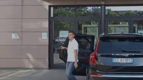 Moment historik, Kristjan Asllani zbarkon në Milano, gati firma me Interin