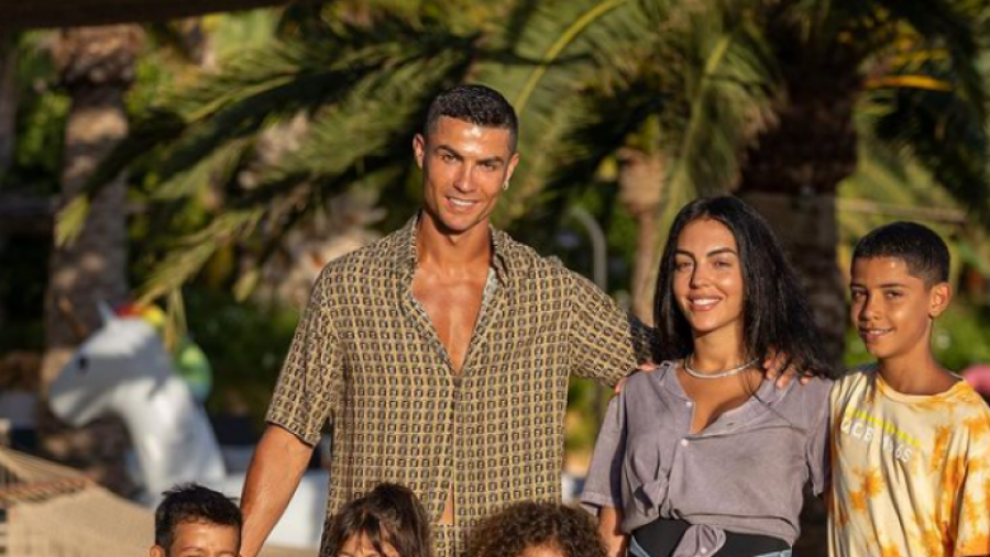 Georgina Rodriguez sjell pamje nga pushimet në Mallorca së bashku me Ronaldon dhe pesë fëmijët e tyre