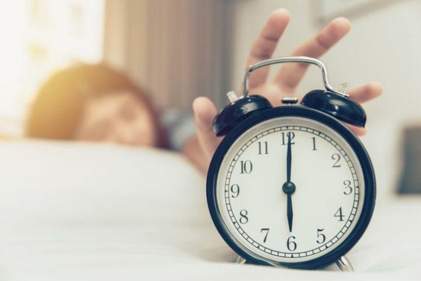 Ju ndodh që të zgjoheni pak para se të bjerë alarmi? Ka një shpjegim shkencor