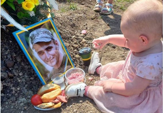 Ushtar i rënë në luftë, vogëlushja ukrainase viziton varrin e të atit për ditëlindje