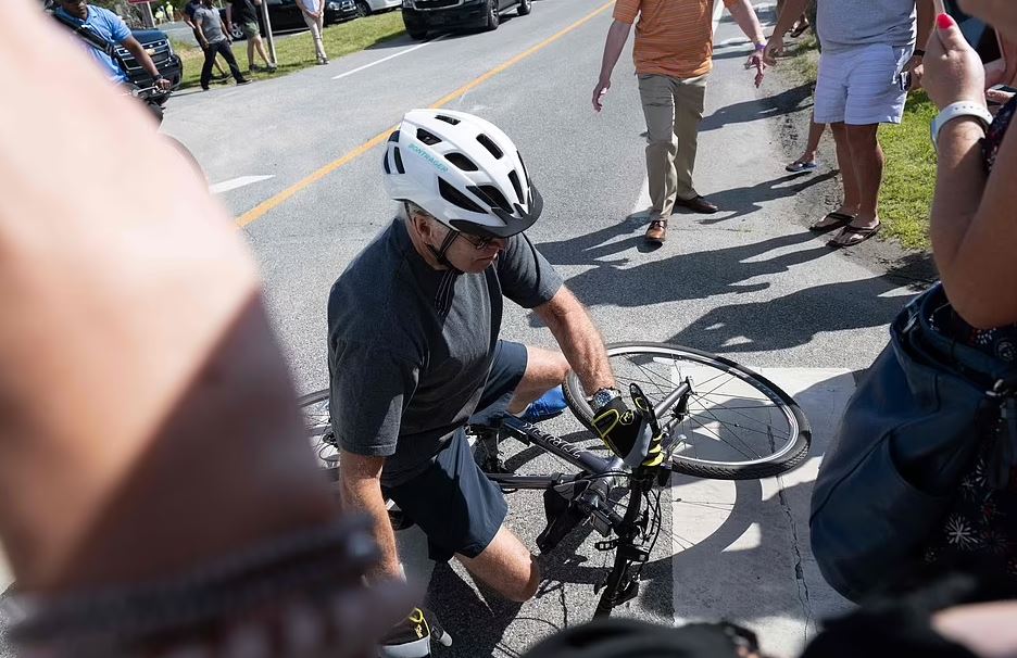 Joe Biden  bën “karambol” me biçikletë