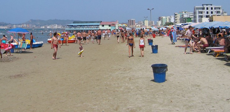 Gjendet i pajetë një person në bregdetin e Durrësit