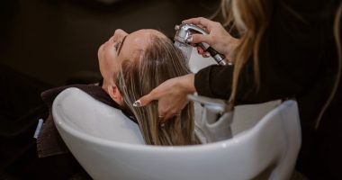 E padëgjuar, kryebashkiaku në këtë qytet ndalon parukierët të lajnë flokët e klientëve dy herë me shampo