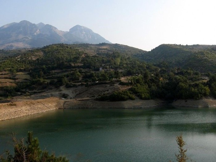 Fundoset një makinë në rezervuarin e Çekrezës në Tiranë