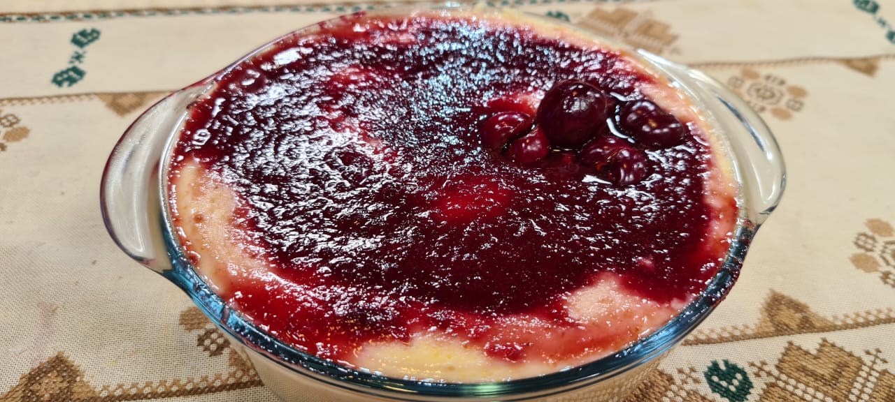 “Cheesecake me qershi”, një recetë që mund ta përgatisni lehtësisht në shtëpi