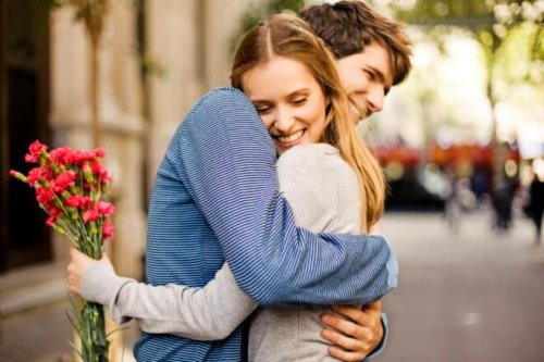 4 përfitime të mëdha që merrni nga përqafimet