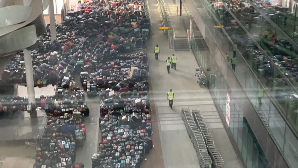 Kaos me valixhet, çfarë ndodhi në aeroportin Heathrow të Londrës?