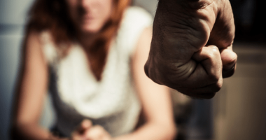 Injoron urdhrin e mbrojtjes dhe dhunon gruan në Elbasan, arrestohet 34-vjeçari