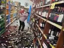 E pushuan nga puna, 25-vjeçarja thyen të gjitha shishet e verës në market: Kam duruar gjithçka