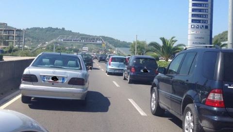 Fluks i madh automjetesh në autostradën Durrës-Tiranë, Policia njofton rrugët alternative për të shmangur trafikut
