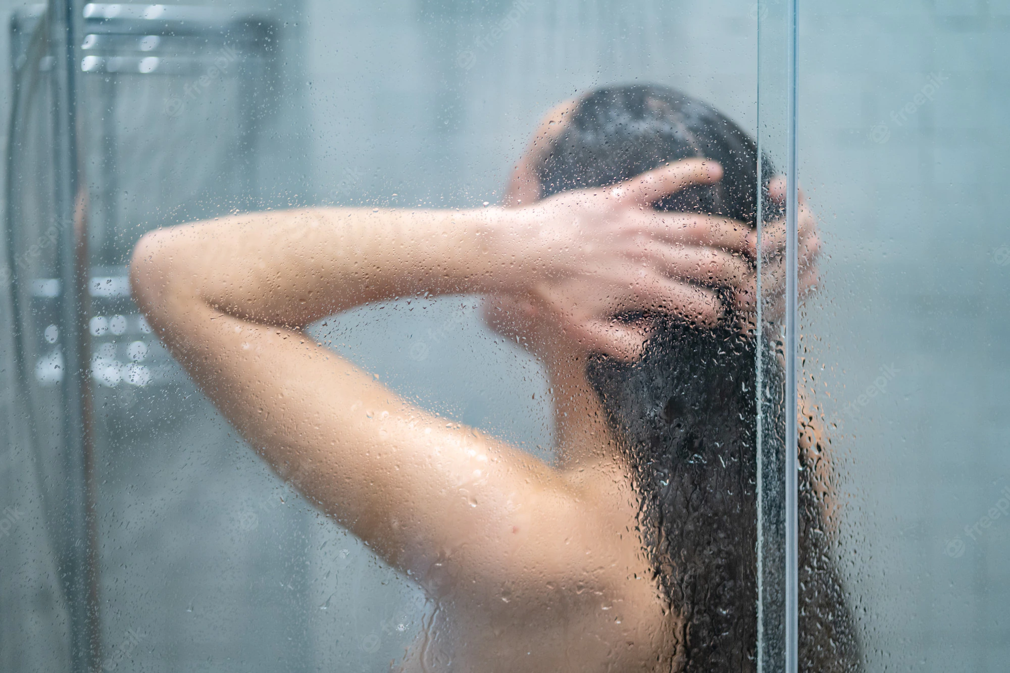 Filmonte fqinjët duke bërë dush, dënohet 22-vjeçari