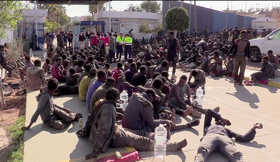 Pamje tronditëse nga kufiri Spanjë-Marok: Grumbuj kufomash dhe emigrantë të plagosur