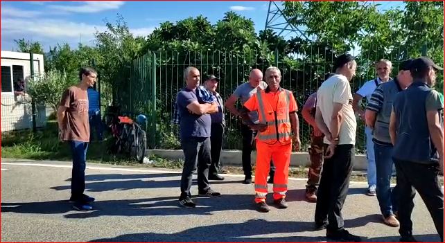 Nuk kanë marrë ende rrogën e marsit, punëtorët e inceneratorit të Elbasanit në protestë