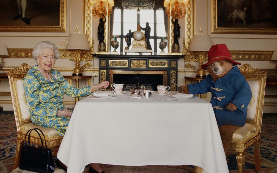 Mbretëresha Elizabeth shfaqet teksa pi çaj me arushin Paddington, video bëhet virale