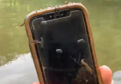 Gjen një iPhone në lumë, ia kthen të zotit dhe befasohet nga ajo që zbulon