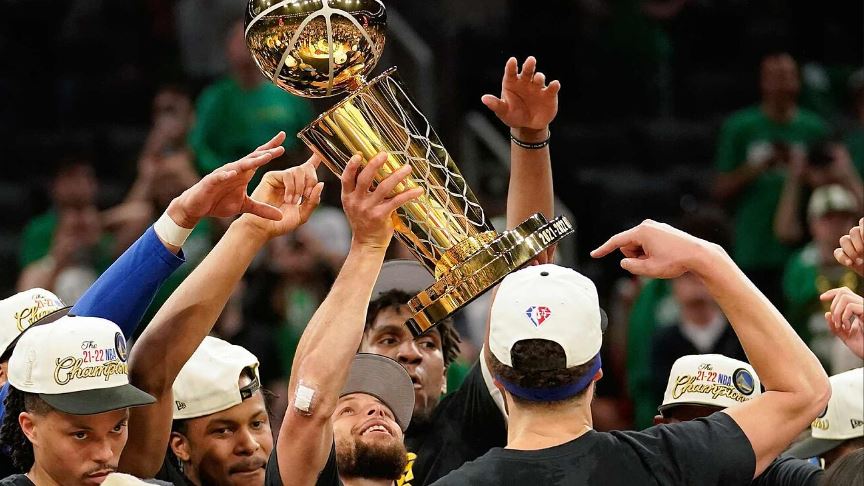 Golden State Warriors kampionë në NBA, Stephen Curry “MVP” i sezonit