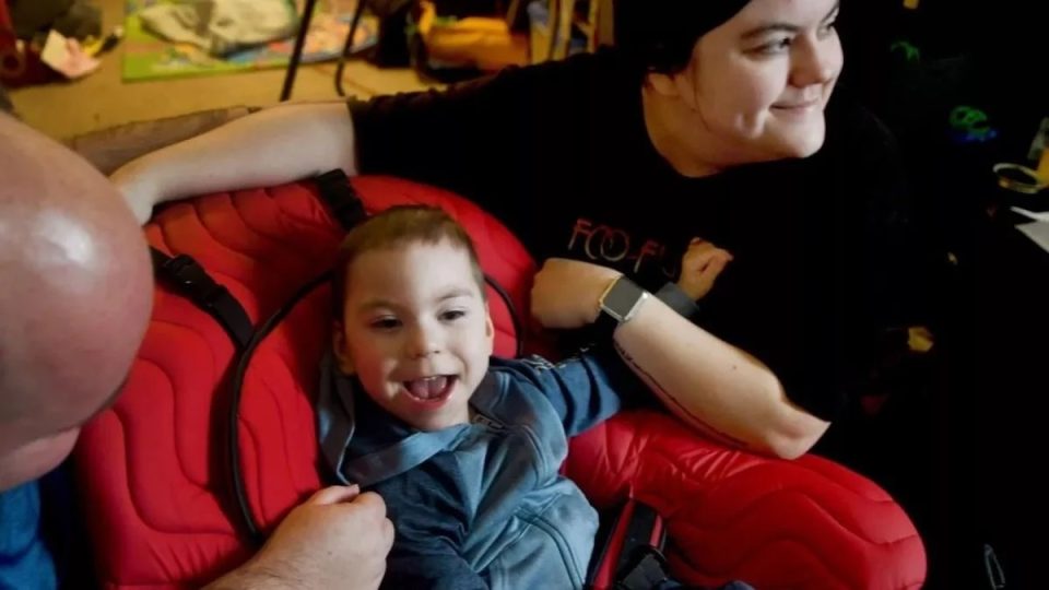 Një 10-vjeçar mblodhi para për të ndihmuar një foshnjë me paralizë cerebrale