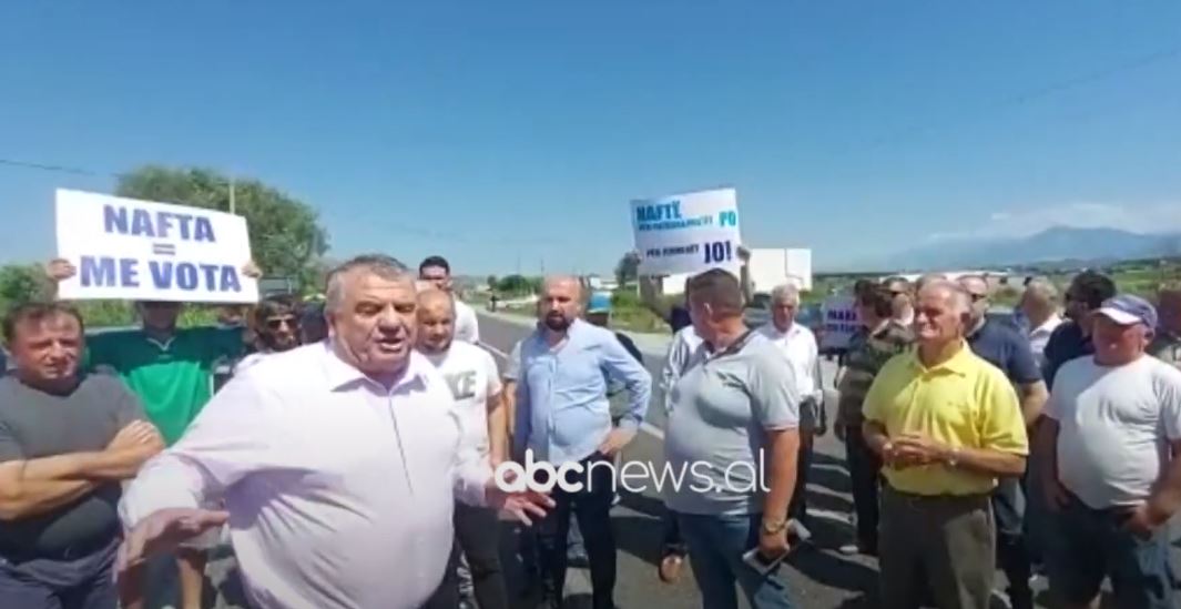 VIDEO/ Fermerët e Shkodrës bllokojnë rrugën në shenjë proteste