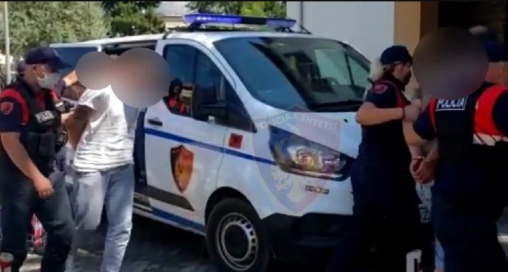 U kap duke transportuar 5 emigrantë të paligjshëm, arrestohet 21-vjeçari në Korçë